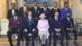 Mash and the other captains meet Queen Elizabeth
