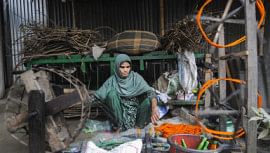 Tangail handloom weavers earn only Tk 200 daily! Will the industry survive?