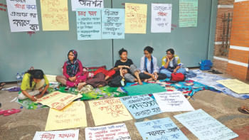 Deadlock at DU   Major panels keep demanding fresh Ducsu polls on fourth day of protest as authorities say no way; hunger strike on
