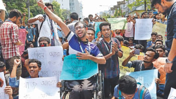 Students stage demo over unsafe road  Capital sees wave of protests; one group of  protesters call off agitation until March  28 after talks with DNCC mayor