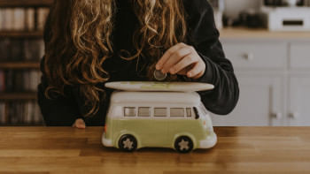 How to save money while travelling How to save money while travelling