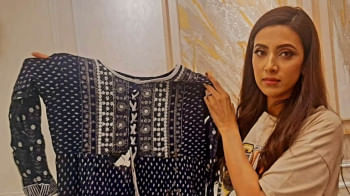 Mim buys burnt clothes to aid Bangabazar victims Mim buys burnt clothes to aid Bangabazar victims