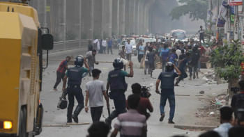Mirpur Road Blockade Update: Battery-run rickshaw drivers clash with cops in Mirpur Mirpur Road Blockade Update: Battery-run rickshaw drivers clash with cops in Mirpur