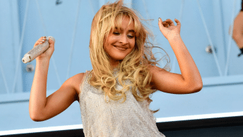 Sabrina Carpenter scores first Billboard Hot 100 No. 1 with new song Sabrina Carpenter scores first Billboard Hot 100 No. 1 with new song