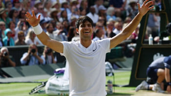 Alcaraz blows away Djokovic to retain Wimbledon Carlos Alcaraz defeats Novak Djokovic Wimbledon 2024