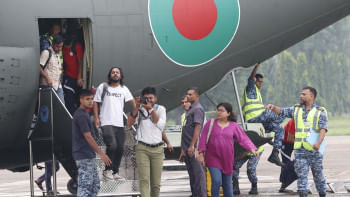 Bangladeshis return from nepal Bangladeshis return from nepal