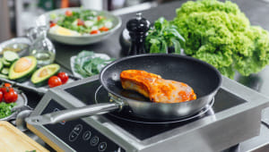 close-up-frying-pan-vegetables-professional-kitchen_optimized_8000.jpg