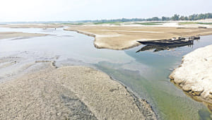 Once a vibrant waterway, the Teesta has reduced to narrow channels and vast sandbars.