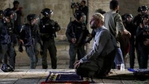 Palestinian-man-prays.jpg