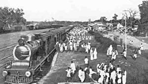 a train Rajshahi station.jpg