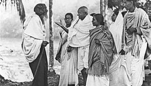 op_-_gandhi_speaking_to_a_noakhali_villager_in_1946_-_goi.jpg