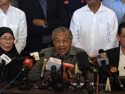 Malaysian ex-leader Mahathir Mohamad meets with king