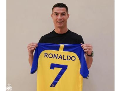 ronaldo_holds_al_nassr_jersey.jpg