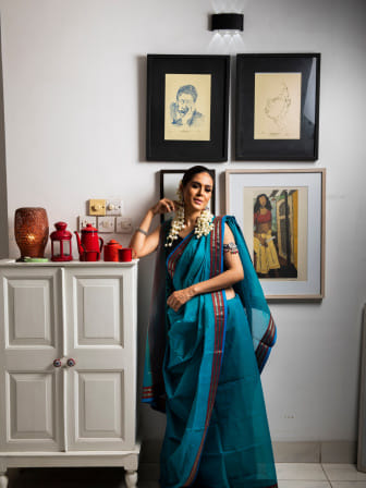 The versatile cotton sari is her perfect monsoon companion. Simplistic down to the last thread that make a handloom sari, they exude an aura of grace in all Bengali women.