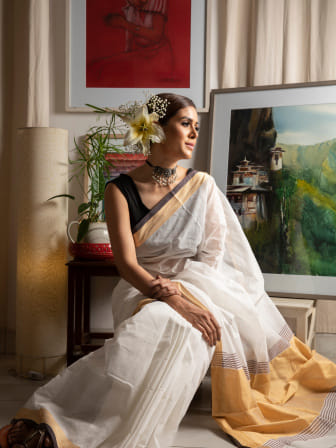 The versatile cotton sari is her perfect monsoon companion. Simplistic down to the last thread that make a handloom sari, they exude an aura of grace in all Bengali women.