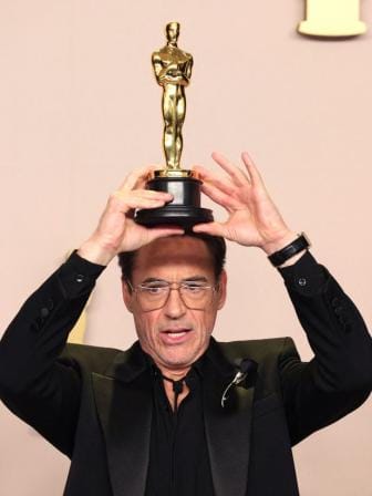 robert_downey_jr_poses_with_the_oscar_3.jpg