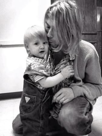 kurt_cobain_and_his_daughter.jpg