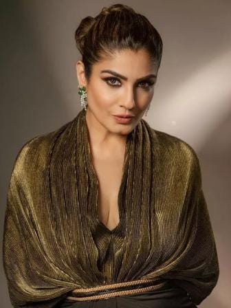 Mob attacks actress Raveena Tandon outside her home