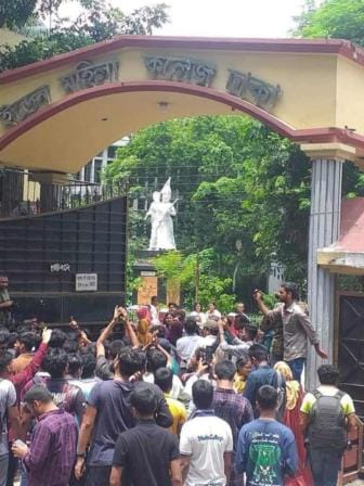 Raju sculpture protest rally Dhaka University TSC