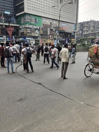 July fighters block Mirpur Road in Dhanmondi