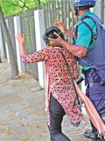 police attack on du protesters