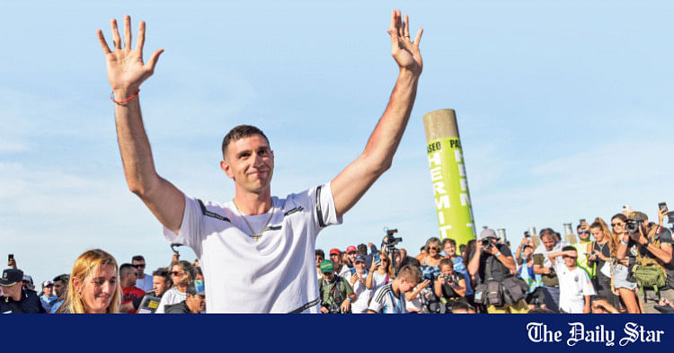 Argentine goalie Martinez gets a hero's welcome in his home town