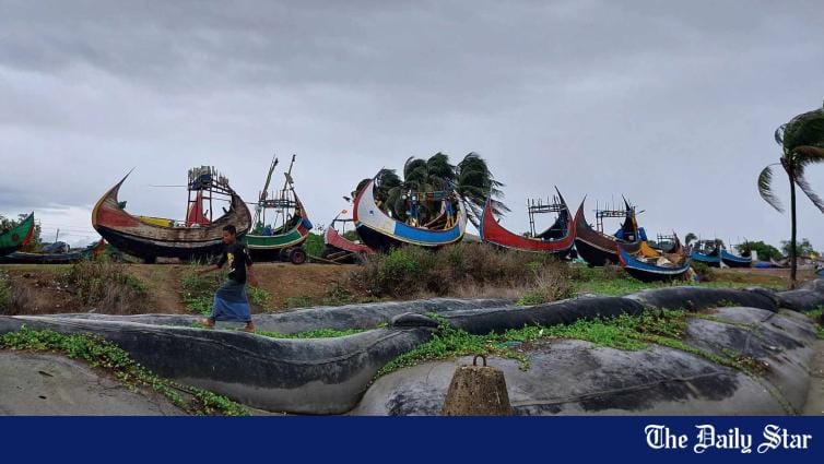Mocha starts crossing Cox's Bazar coast, wind speed up to 215 kmph: BMD - Vimarsana News