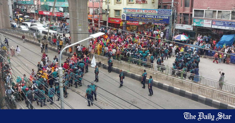 rmg-workers-block-road-in-shewrapara-demanding-dues