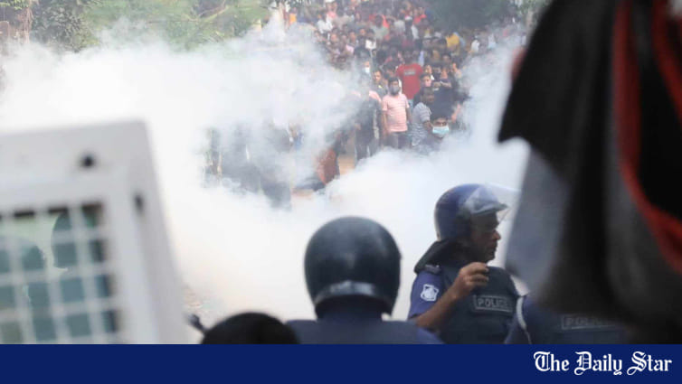 RMG workers clash with cops in Ashulia | 3 suffer shotgun pellet wounds as RMG workers clash with cops in Ashulia - Vimarsana News