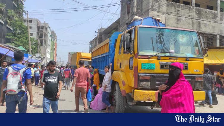 Workers block Dhaka-Munshiganj road demanding arrears - Vimarsana News
