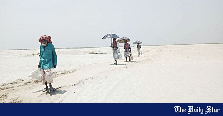 Sand Shoals on Padma River | Sand, shoal and struggle | The Daily Star