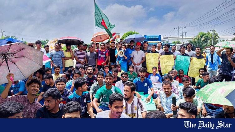 Protest gegen Quotensystem: Studenten der Comilla-Universität blockieren ...