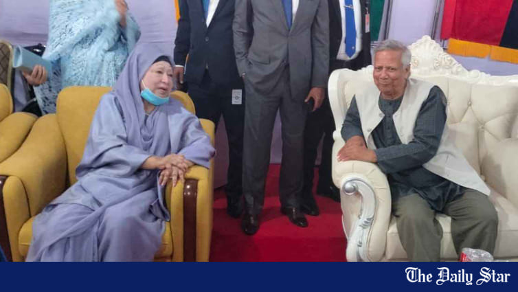 Prof. Yunus sendet Khaleda Zia Geburtstagsgrüße mit einem Blumenstrauß