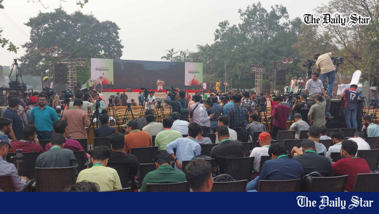 Hundreds gather at Manik Mia Avenue