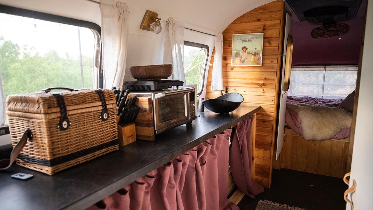 airstream_camper_1.jpg