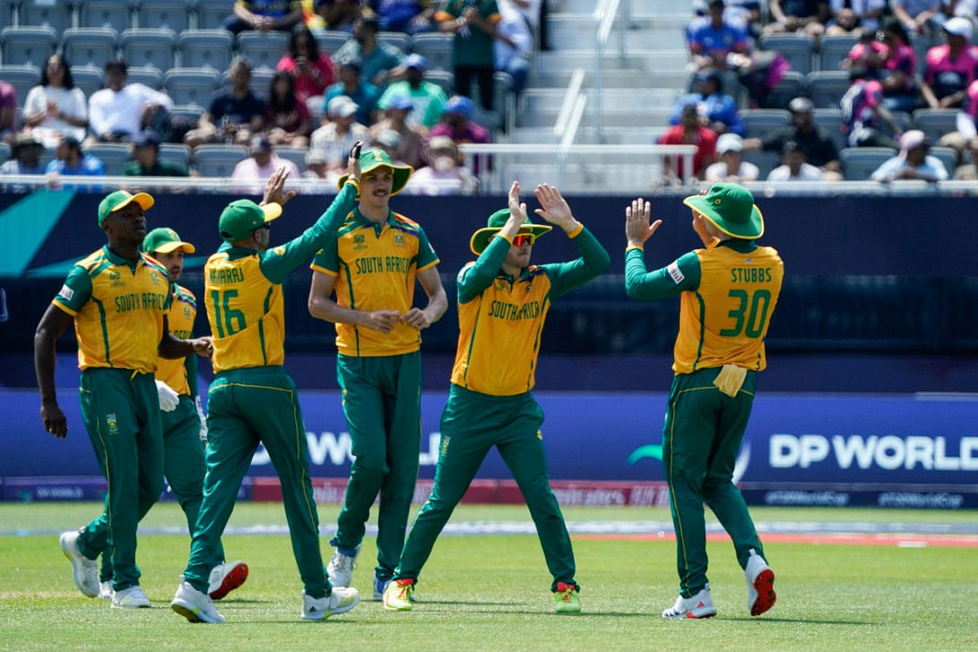 South Africa's Tristan Stubbs (R) celebrates with teammates after making a diving catch at Nassau County International Cricket Stadium in New York on June 3, 2024. Photo: AFP
