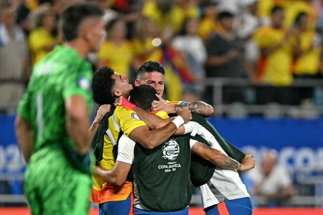 Colombia's Luis Diaz (2nd L) and James Rodriguez (C) celebrate their team's victory as Uruguay's goalkeeper Sergio Rochet reacts in defeat. Photo: AFP