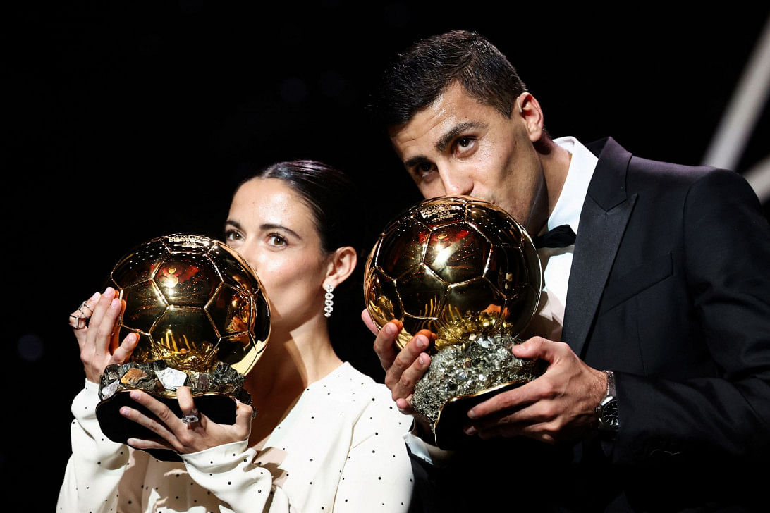 Barcelona's Spansih midfielder Aitana Bonmati (L) and Manchester City's Spanish midfielder Rodri pose with their Ballon d'Or award during the 2024 Ballon d'Or France Football award ceremony at the Theatre du Chatelet in Paris on October 28, 2024. PHOTO: AFP