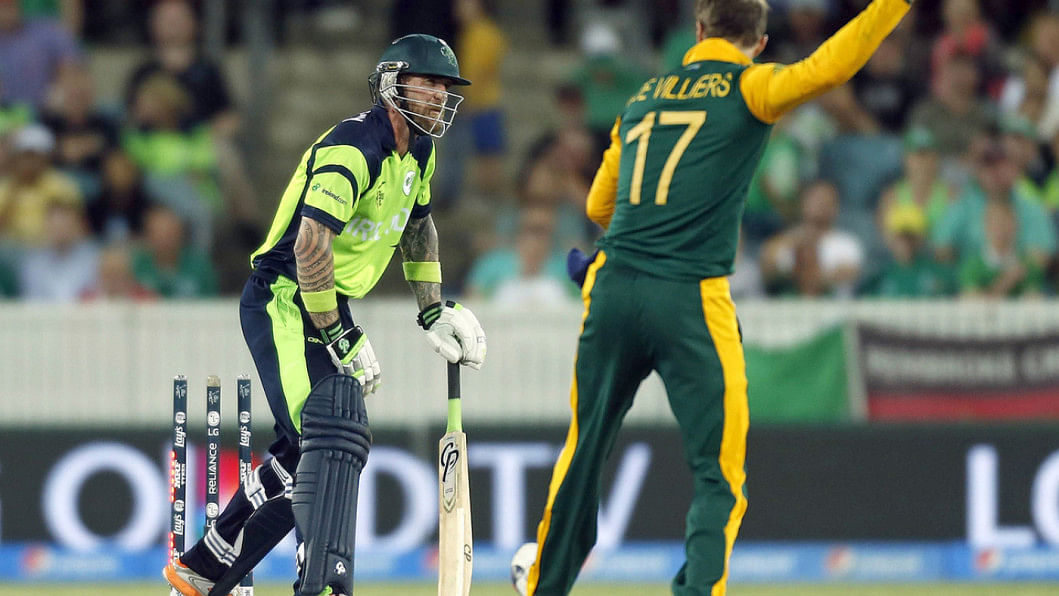 De Villiers gets a wicket too!