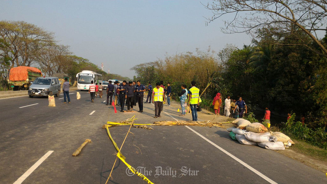 cops-attacked-in-Comilla