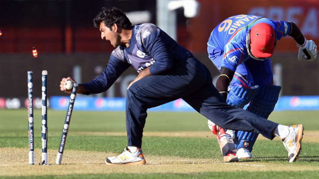 Scotland bowler Majid Haq attempts to run out Scotland bowler Majid Haq attempts to run out