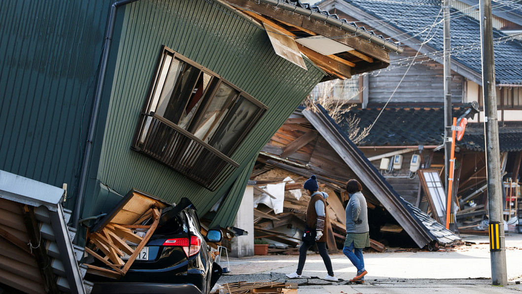 japan earthquake, Japan earthquake updates, Earthquake prompts tsunami warning for Japan, Japan hit by series of earthquakes, Magnitude 7.4 earthquake strikes Japan,