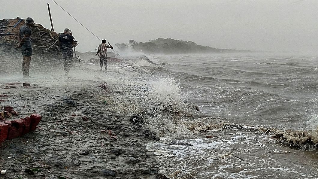 cyclone remal photos cyclone remal photos