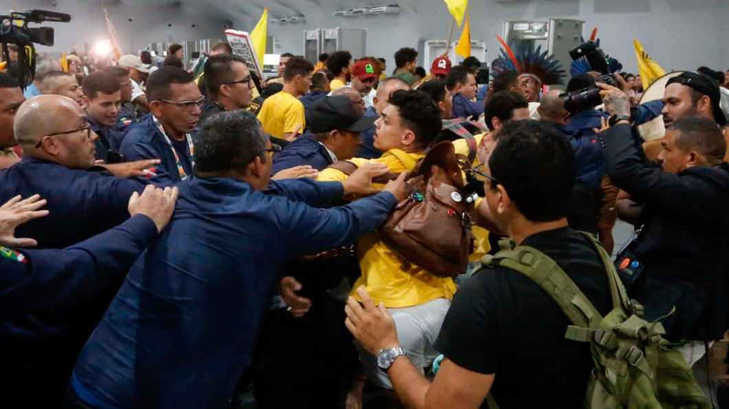 Protesto Explosivo na COP30: Indígenas Invadem Cúpula Climática e Confrontam Segurança!