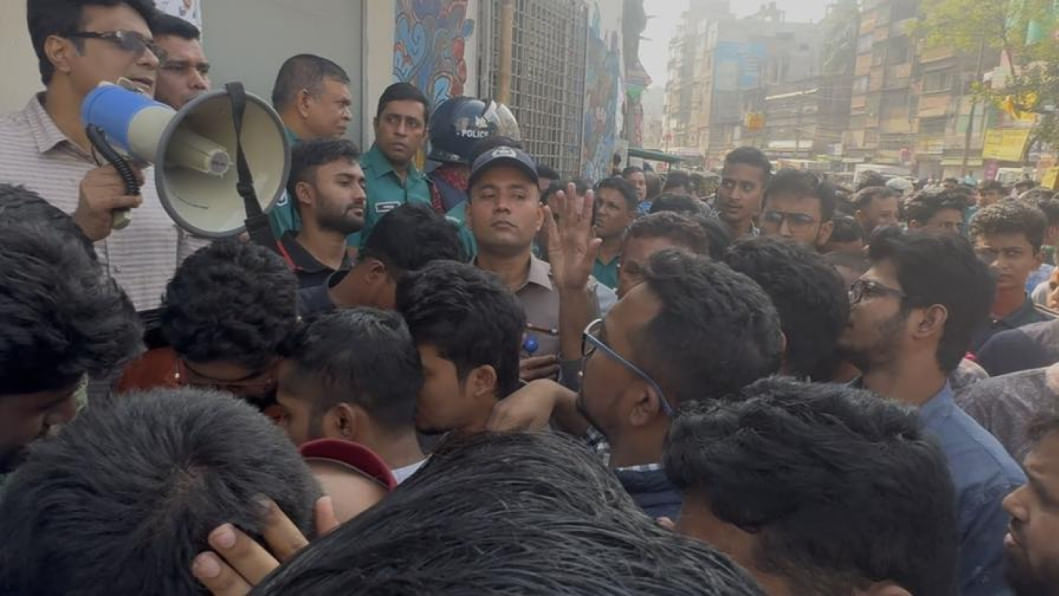 JnU students allege they were beaten inside traffic police box in Old Dhaka