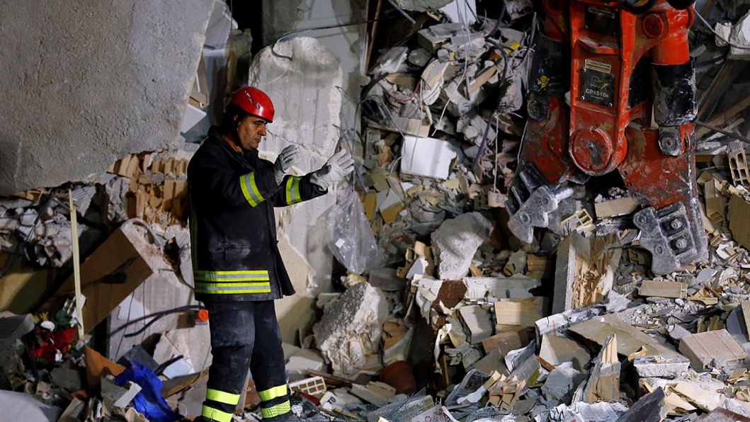 Rescuers search for survivors after quake quake, earthquake, Italy, rubble, disaster, Italy earthquake