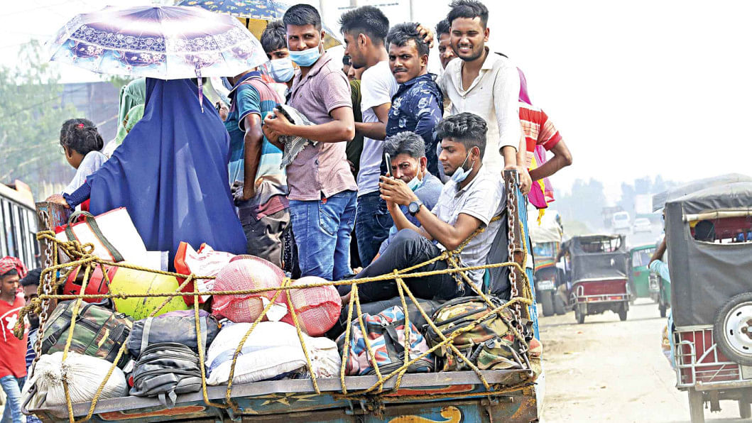 A man sells palm fruits in the Kadamtali area of Chattogram city. The seasonal fruit has just begun to arrive in markets of the port city from different districts. The sellers said there is demand for the fruit and a vendor can earn between Tk1,000-1,500