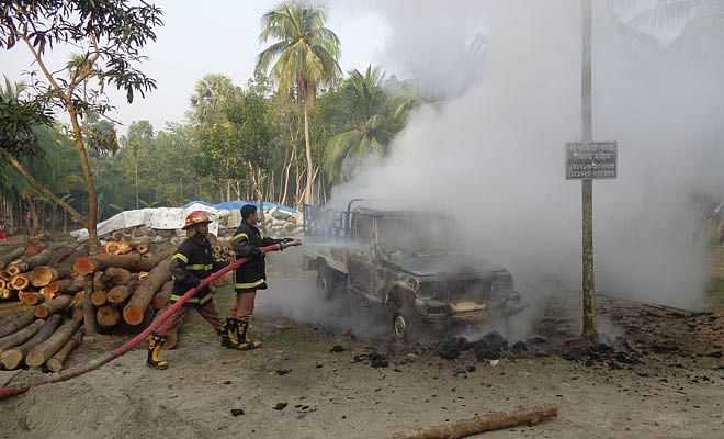 Smoke coming out from a police pick-up van when fighters put out a fire that set by Islami Chhatra Shibir during a clash in Narail Wednesday morning. Photo: STAR