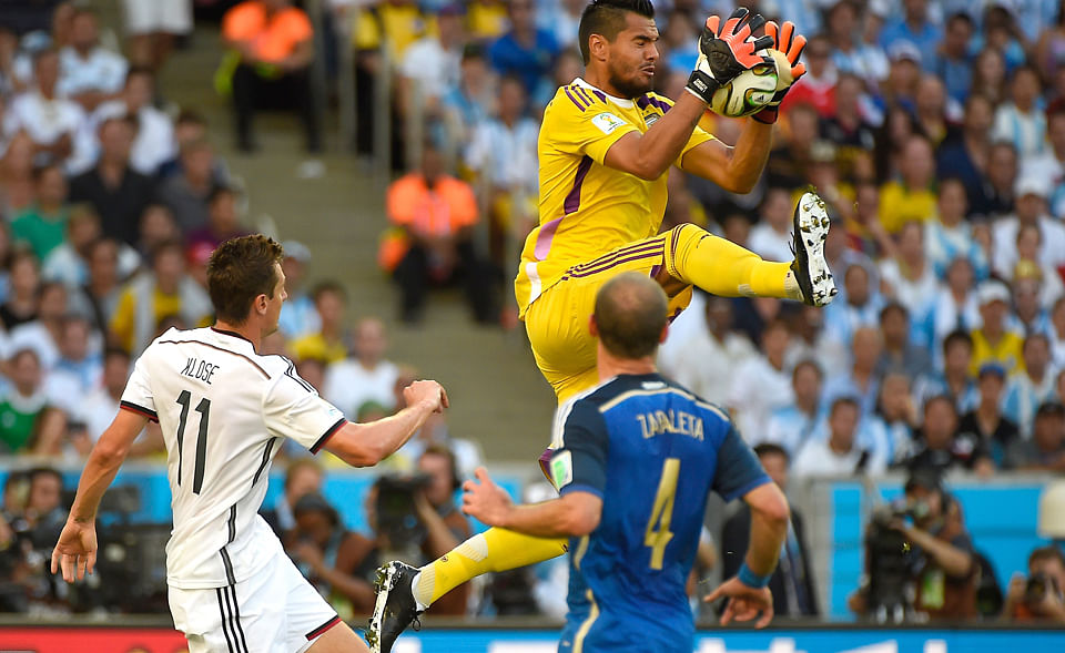 Germany's forward Miroslav Klose (L) looks on as Argentina's goalkeeper Sergio Romero (top makes a save next to Argentina's defender Pablo Zabaleta during the 2014 FIFA World Cup final match at the Maracana Stadium in Rio de Janeiro on July 13, 2014. Photo: Getty Images