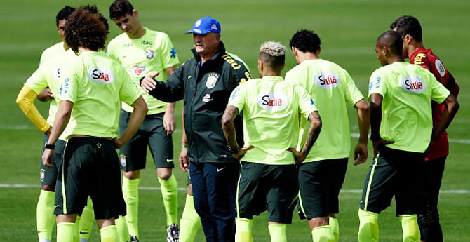 Head coach Luiz Felipe Scolari (C) speaks with his players during a training session of the Brazilian national football team at the squad's Granja Comary training complex, on July 07, 2014 in Teresopolis, 90 km from downtown Rio de Janeiro, Brazil. (Photo by Buda Mendes/Getty Images)